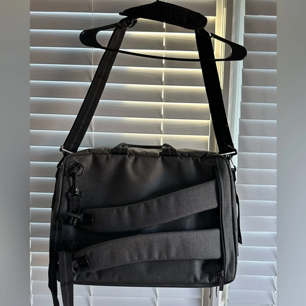 Laptop Bag! You Can Carry On Your Shoulder Or Your Back! Best Offer Accepted!🖤🖤